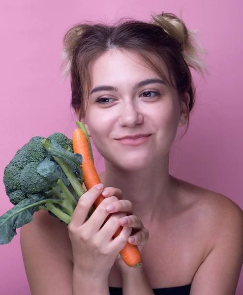 Mujer Joven Muerde Grandes Verduras Frescas Brócoli Zanahoria Dieta Concepto — Foto de Stock