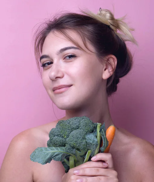 Mujer Joven Muerde Grandes Verduras Frescas Brócoli Zanahoria Dieta Concepto — Foto de Stock