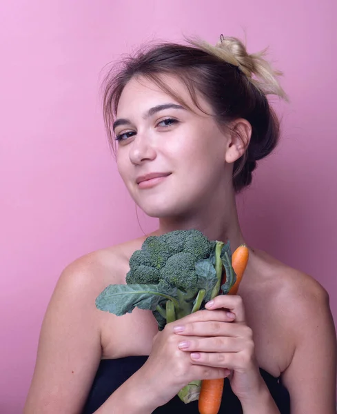 Mujer Joven Muerde Grandes Verduras Frescas Brócoli Zanahoria Dieta Concepto — Foto de Stock