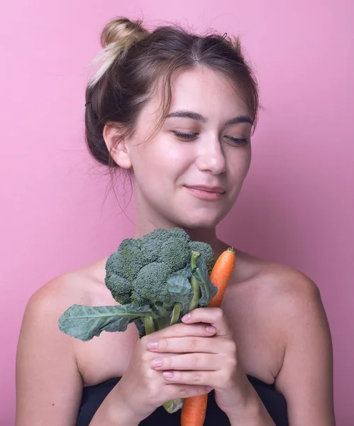 Mujer Joven Muerde Grandes Verduras Frescas Brócoli Zanahoria Dieta Concepto — Foto de Stock