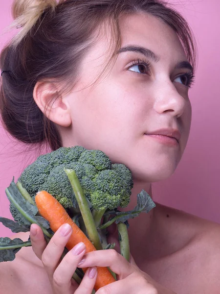 Νεαρή Γυναίκα Δαγκώνει Μεγάλο Φρέσκο Λαχανικό Καρότου Μπρόκολο Διατροφή Υγιεινή — Φωτογραφία Αρχείου