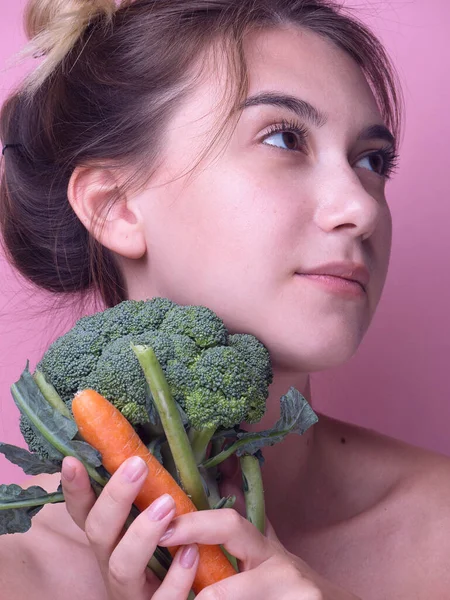 Mujer Joven Muerde Grandes Verduras Frescas Brócoli Zanahoria Dieta Concepto — Foto de Stock