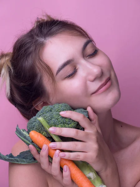 Junge Frau Beißt Großes Frisches Brokkoli Karottengemüse Ernährungskonzept Gesunde Ernährung — Stockfoto