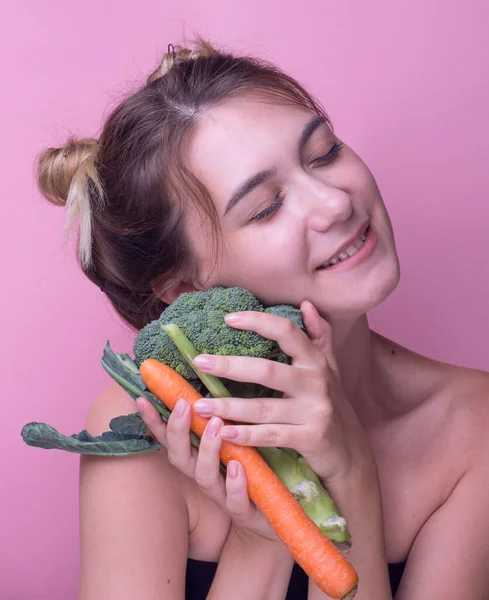 Genç Bir Kadın Büyük Taze Brokoli Havucu Isırıyor Diyet Sağlıklı — Stok fotoğraf