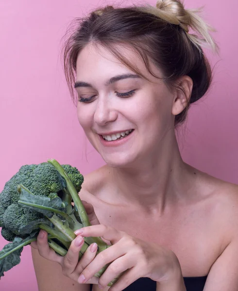 Mujer Joven Muerde Grandes Verduras Frescas Brócoli Zanahoria Dieta Concepto — Foto de Stock