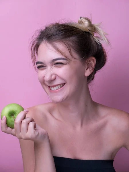 Портрет Веселой Молодой Женщины Поедающей Зеленое Яблоко Розовом Фоне Здоровые — стоковое фото