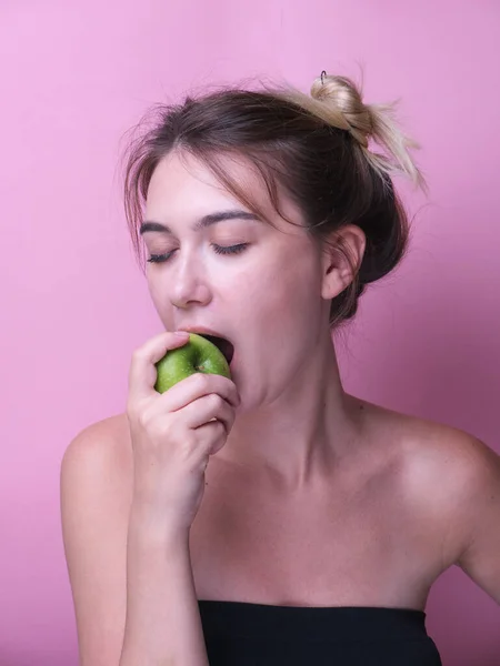 Retrato Una Joven Alegre Comiendo Manzana Verde Aislada Sobre Fondo — Foto de Stock