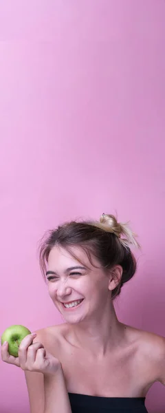 분홍색 배경으로 사과를 여성의 Red Apple Smiling Posing Pink Studio — 스톡 사진