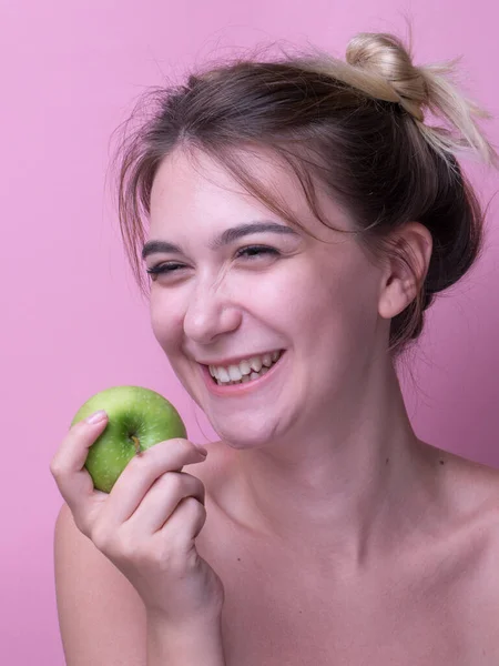 Πορτρέτο Μιας Χαρούμενης Νεαρής Γυναίκας Που Τρώει Πράσινο Μήλο Απομονωμένο — Φωτογραφία Αρχείου