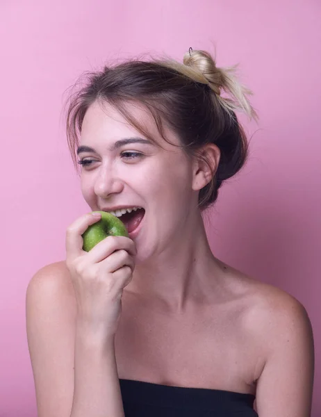 Portrait Une Jeune Femme Joyeuse Mangeant Une Pomme Verte Isolée — Photo