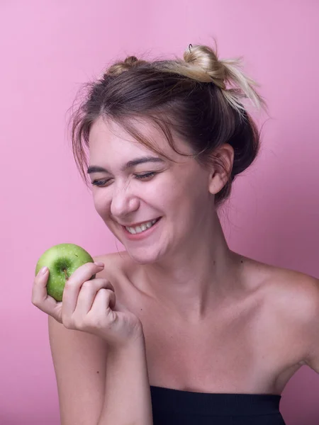 Retrato Una Joven Alegre Comiendo Manzana Verde Aislada Sobre Fondo — Foto de Stock