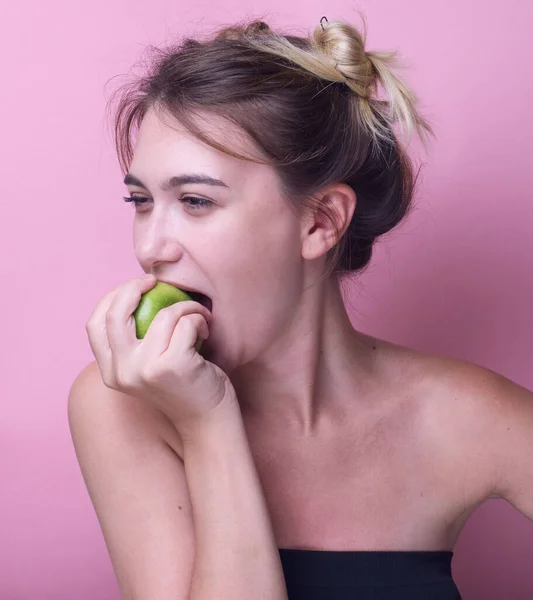 Retrato Uma Jovem Alegre Comendo Maçã Verde Isolada Sobre Fundo — Fotografia de Stock