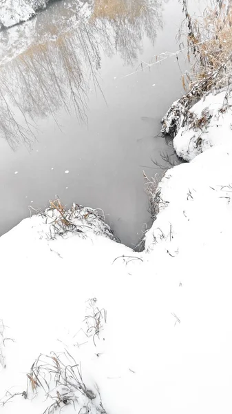 Riacho Não Está Congelado Inverno — Fotografia de Stock