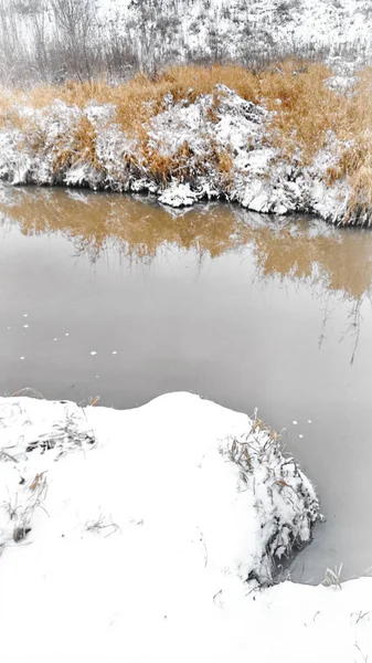 Riacho Não Está Congelado Inverno — Fotografia de Stock