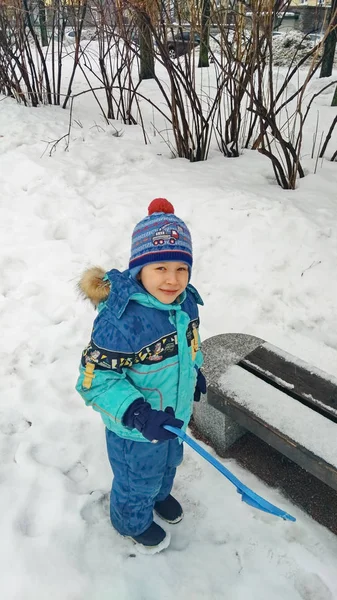 Jonge man-sneeuw — Stockfoto