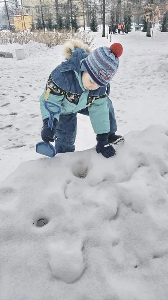 Jonge man-sneeuw — Stockfoto