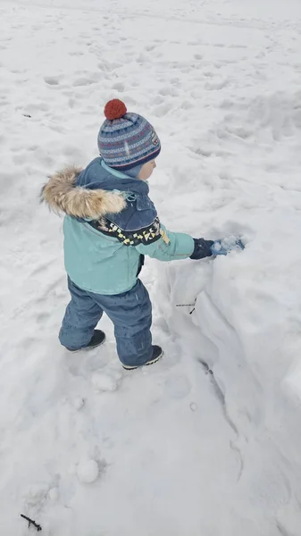 Jonge man-sneeuw — Stockfoto