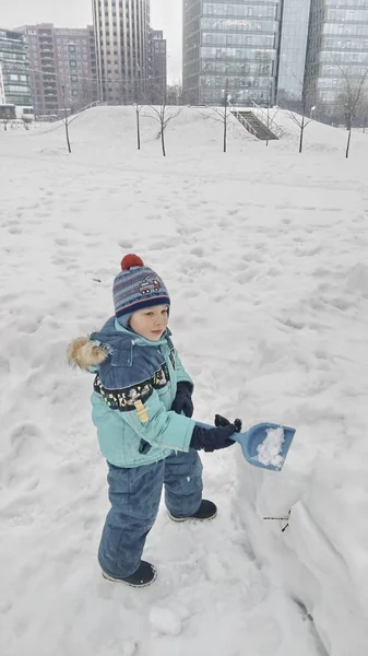 Jonge man-sneeuw — Stockfoto