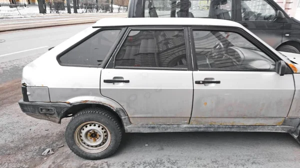 Viejo auto oxidado — Foto de Stock