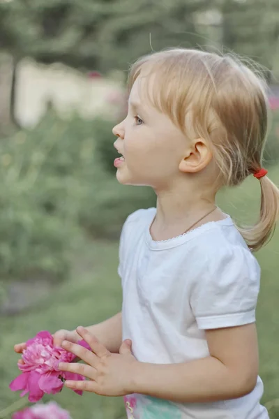 Girl Summer Flowers — Stock Photo, Image