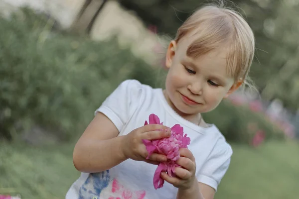 Meisje zomer bloemen — Stockfoto