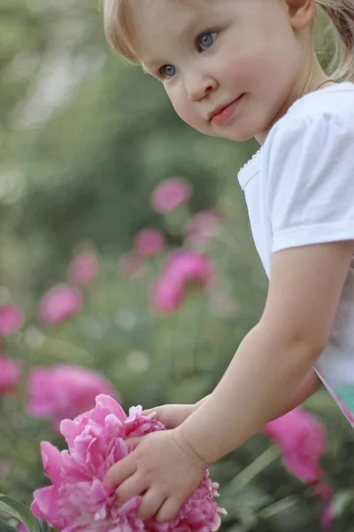 Girl Summer Flowers — Stock Photo, Image