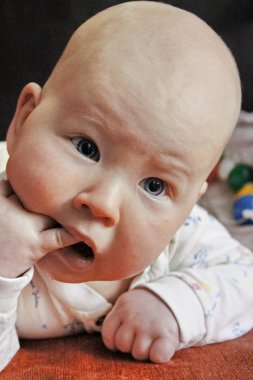 kleine jongen de jongen