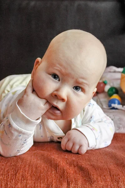 Kleine jongen de jongen — Stockfoto