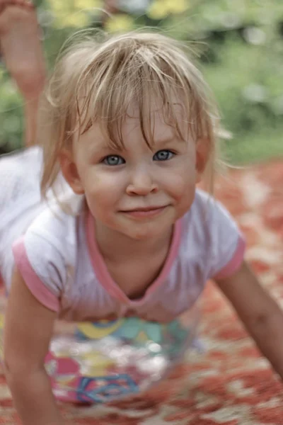 Meisje op de bal — Stockfoto