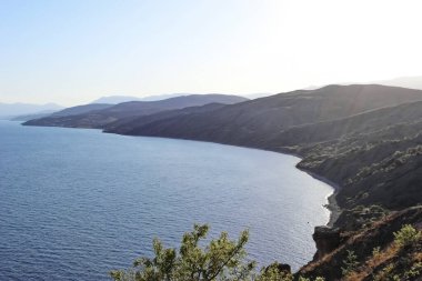 Açık bir günde kıyı deniz sörfü