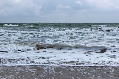 Açık bir günde kıyı deniz sörfü