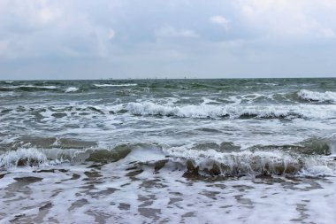 Açık bir günde kıyı deniz sörfü