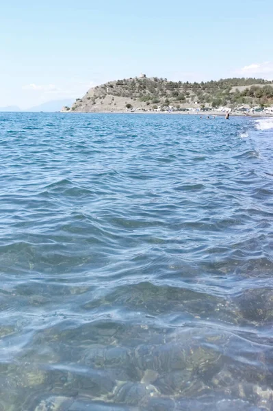 夏日清澈的海滨浪花 — 图库照片