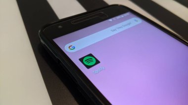 LG Nexus 5x ekranındaki müzik uygulama simgesini kapat. Logoyu bozun. İsrail, 17 Eylül 2020.