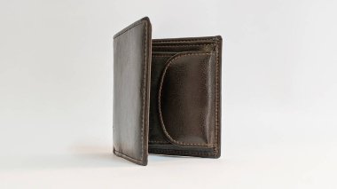 Markasız adamlar beyaz arka planda izole kahverengi deri cüzdan 