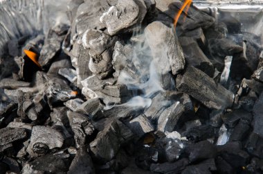 Şenlik ateşi ve ölmek üzere olan yangın closeup