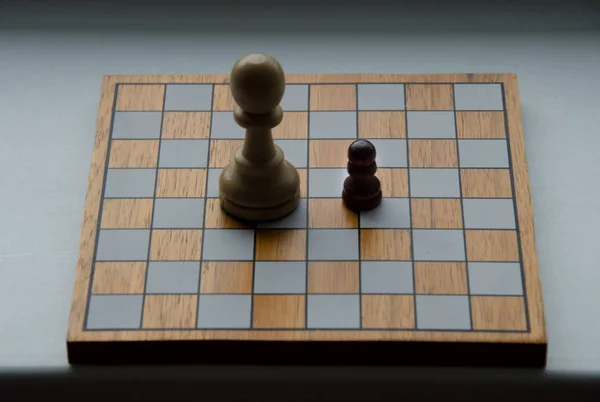Dvě Dřevěné Pěšáci Černé Bílé Stojící Šachovnici — Stock fotografie