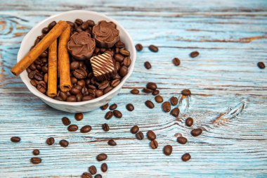 Kahve bir fincan ve mavi bir arka plan üzerinde fasulye