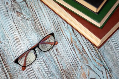 Mavi arka planda gözlük ve kitap