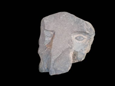 Siyah bir arka plan üzerinde taş bir yüz