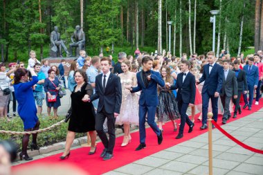 Kostomuksha, Rusya, 19.06.2019. Okul mezunlarının kırmızı halıda alayı.