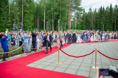 Kostomuksha, Rusya, 19.06.2019. Okul mezunlarının kırmızı halıda alayı.