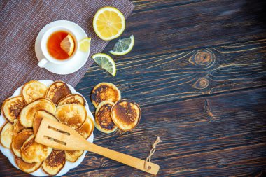 limon ile krep ve çay