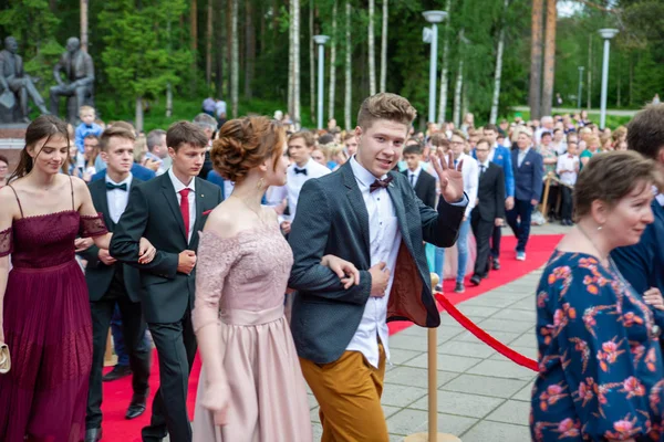 Kostomuksha Rusia 2019 Procesión Alfombra Roja Los Graduados Escolares Imagen de stock