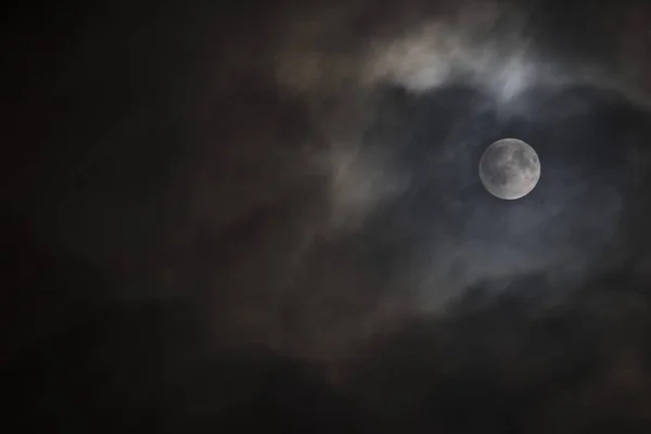 Lune dans la nuit nuageuse — Photo