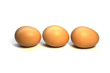 Beyaz arka planda arka arkaya üç tavuk yumurtası