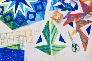 Parçaları yorgan, aksesuarlar, patchwork, bir beyaz tahta yüzey üzerinde üstten görünüm