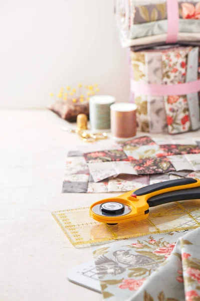 Lappendeken Blokken Rollen Van Weefsel Naaien Accessoires Witte Ondergrond — Stockfoto