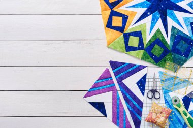 Parçaları yorgan, aksesuarlar, patchwork, kopya alanı ile beyaz bir ahşap yüzeyde üstten görünüm