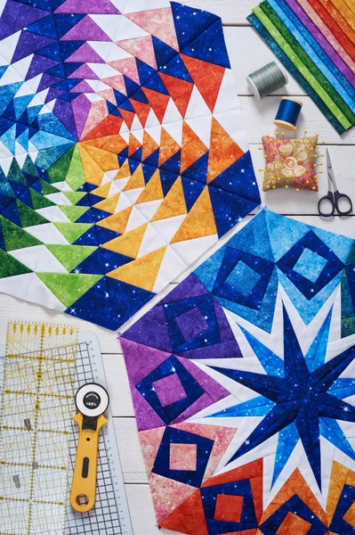 Fragmenten Van Quilt Accessoires Voor Patchwork Bovenaanzicht Een Witte Houten — Stockfoto